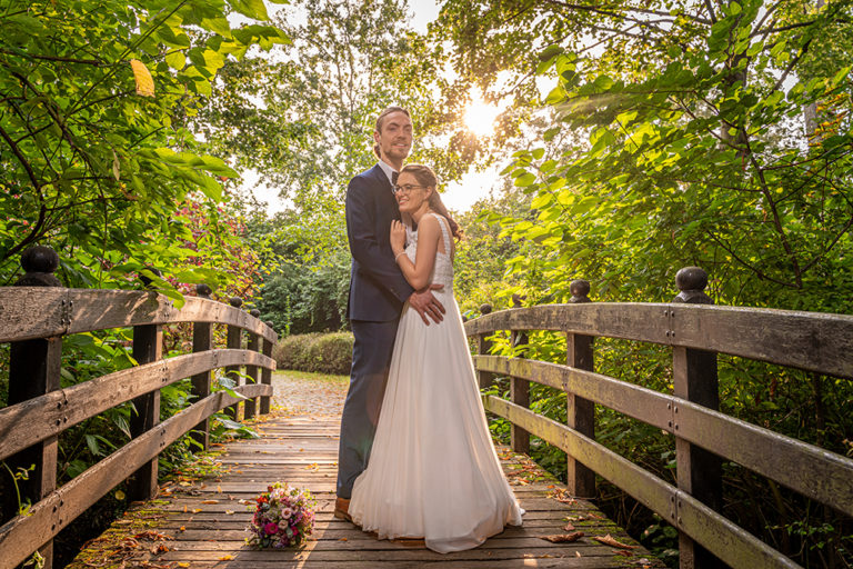 Hochzeitspaar auf Fußgängerbrücke